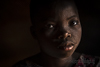 <p><strong>2019 ––Benin – Natitingou – (popolazione Somba)</strong></p>
<p>I <strong>Somba</strong>, popolazione del Benin, si possono riconoscere per la presenza di scarificazioni sul volto e su altre parti del corpo. La scarificazione ha lo scopo di iniziare la persona alla vita adulta, dimostrando coraggio, oltre che identificare la tribù di appartenenza o la famiglia, e viene praticata sia agli uomini sia alle donne. Normalmente viene scarificato il volto, il ventre e la schiena.</p>
<p>I simboli tracciati all’atto della scarificazione esprimono l’appartenenza ad uno specifico clan: in tal senso spesso la facciata in argilla dei castelli dove vive il clan mostrano disegni simili a quelli sul volto e sul ventre delle persone ottenuti con il rito della scarificazione.</p>
<p>La <strong>scarificazione</strong> è un intervento effettuato sulla cute creando artatamente delle <strong>cicatrici decorative</strong>, collegata a molte motivazioni. Praticata quasi esclusivamente da etnie africane (l'eccezione è costituita da alcune sparute popolazioni in Papua Nuova Guinea), nella maggior parte dei casi coincide col rito iniziatico del passaggio dall'infanzia all'età adulta. Molto importante è che il soggetto sottoposto a questa pratica molto dolorosa, e che può far perdere sangue in abbondanza, sopporti le incisioni in stoico silenzio. La sofferenza è un elemento fondamentale della cerimonia, in quanto dimostra il coraggio e il valore del ragazzo che entra nell'età adulta.</p>
<p>In pratica si incide la pelle con strumenti affilati che possono essere coltelli, rasoi, conchiglie o, più recentemente, lamette da barba allo scopo di produrre cicatrici. Queste vengono poi sfregate con varie polveri per far sì che la ferita si cicatrizzi “in rilievo”. Le decorazioni, di norma con stilemi diversi per ogni popolo, sono più che altro di tipo geometrico e possono occupare interi toraci, intere schiene o il volto.</p>
